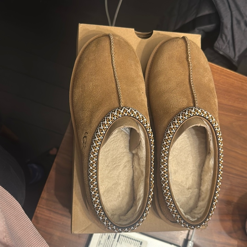 Uggs worn 3 times. Like brand new. Clean with box/inserts. Great condition.